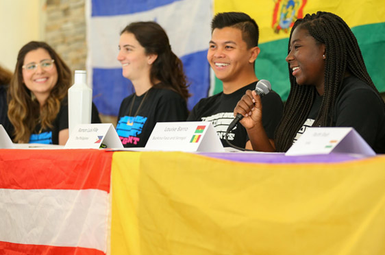 A group of 鶹Ӱ international students at a panel.