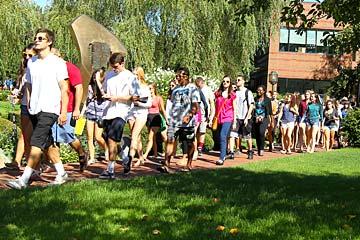 A stream of students walks the 鶹Ӱ campus during Orientation.