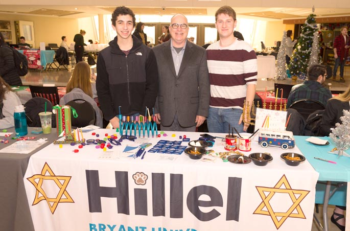 Three students promote the Hillel group at 麻豆影音.